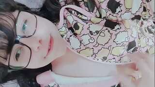 Amateur teen filming her coochie on cellphone - Hana Lily