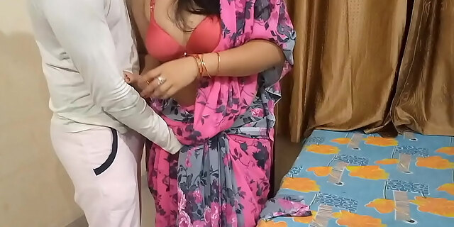 Bete ne ki maa ki choot me finger, jabardasti pakad kar pel diya maa mat karo mat karo bolti rahi
