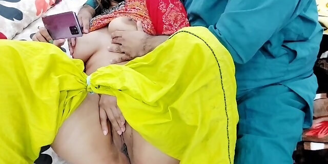 PAKISTANI REAL HUSBAND WIFE WATCHING DESI PORN ON MOBILE THAN HAVE ANAL SEX , CLEAR HINDI AUDIO