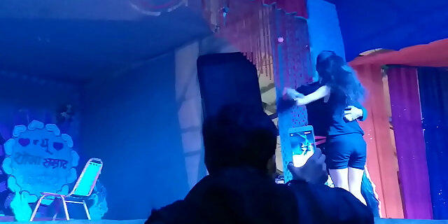 Watch my hot dance...