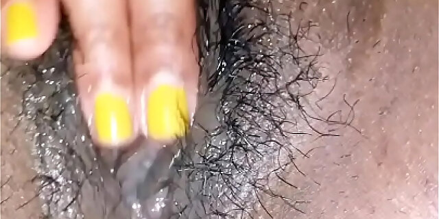 Indian girl shrieks loudly as she play with her wet poon