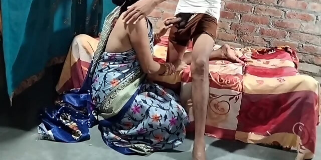 Gaon waali bhabhi ne dever se chudvayi apni chut