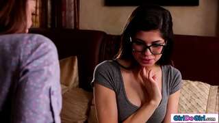 Shy nubile is rimmed by sorority president
