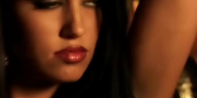 Her Exotic Beauty Shines Through The Night To Feel Good