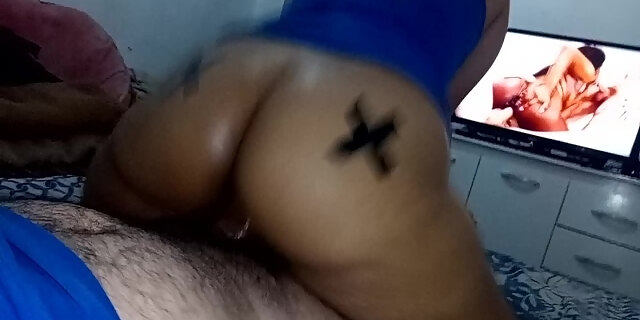 Hindi nakatiis ang pinoy na bastos na tumalon sa kanyang matigas na titi na nanonood ng itim sa porn