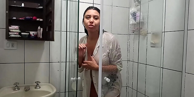 Sarah Rosa │ Washing the Bathroom