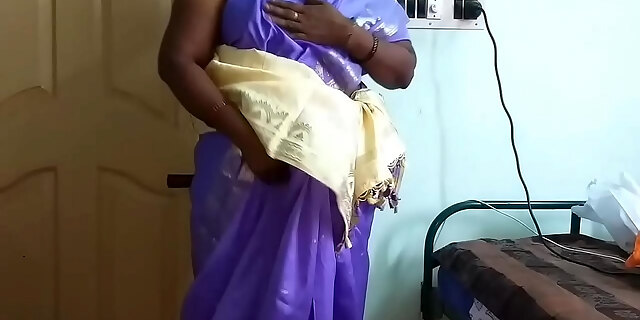 Desi bhabhi lifting her sari demonstrating her coochies
