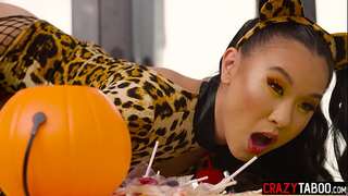 Fill Teen Kimmy Kimm cock-squeezing pumpkin with your candy sir and make me moan!