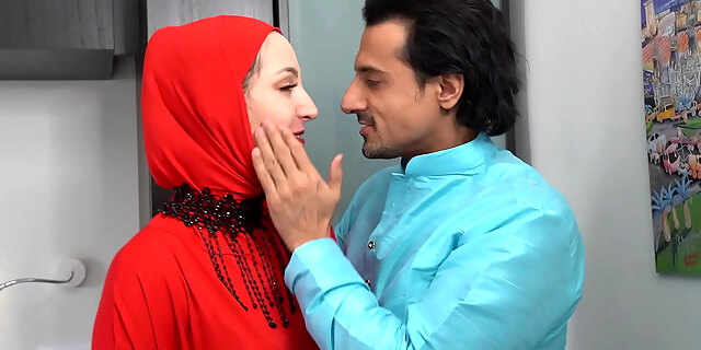 Razia got her coochie slurped from a foreign boy while passing through her spouse's house.