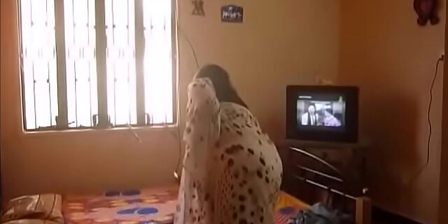 Huge-chested indian aunty saree