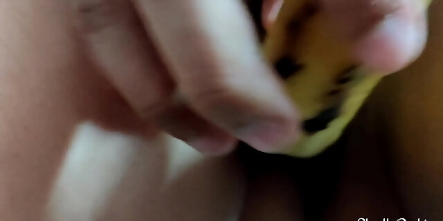 Sister in law put banana in pussy, brother in law also romped with banana