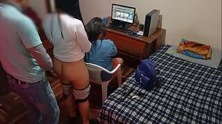 Cheating wife talks to her acquaintance while I fuck her from behind: my wifey is fixing her hair while I take advantage of her rich friend, I put my big rod in her and I plow her very hard without making noise