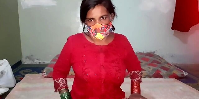 Desi bhabhi caught by dewar during pruning dark-hued slit