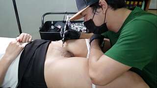 Tattoo Artist tempt and fucked his client Girl while Creampie