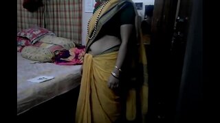 Desi tamil Married aunty unveiling navel in saree with audio
