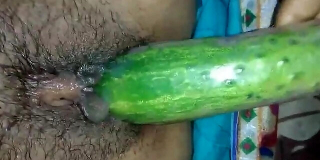 SL MILF nishawari toying her pussy with Gherkin:නිශාවරී ගර්කින් එකක් බස්සගන්නවා