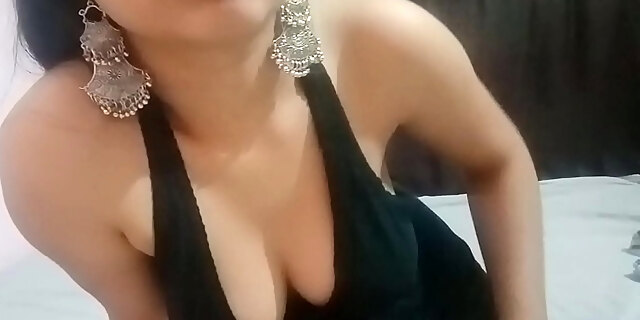 Desi doll flaunts her pussy