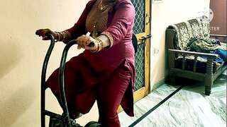 Indian Desi Bhabhi plowing gym boys
