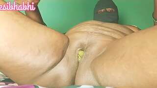 Desibhabhi ravaging grapes in loneliness and putting grapes in a broken cooter and holding it by mitt