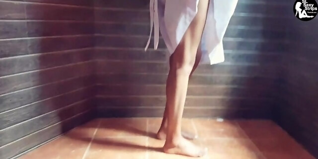 ඉස්කෝලේ ඇරිලා ඇවිත් කෙල්ල නාන ගමන් Sri Lanka School Girl Bath and Sexy Dance After School Sinhala