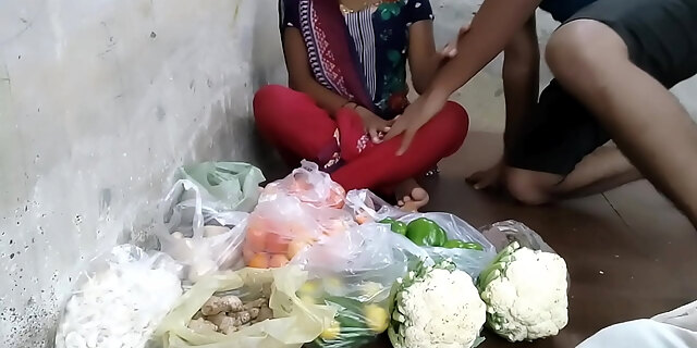 Desi girl scolded a vegetable buyer selling vegetables