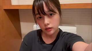 [I'll show you a plenty of of pussy] I hold back my moans in the toilet and wank to orgasm. Look at Momoka's snatch a lot.