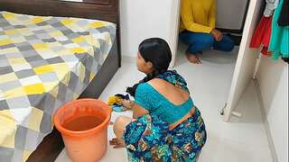Komal Bhabhi was mopping the floor, brother-in-law came secretly and smeared the floor